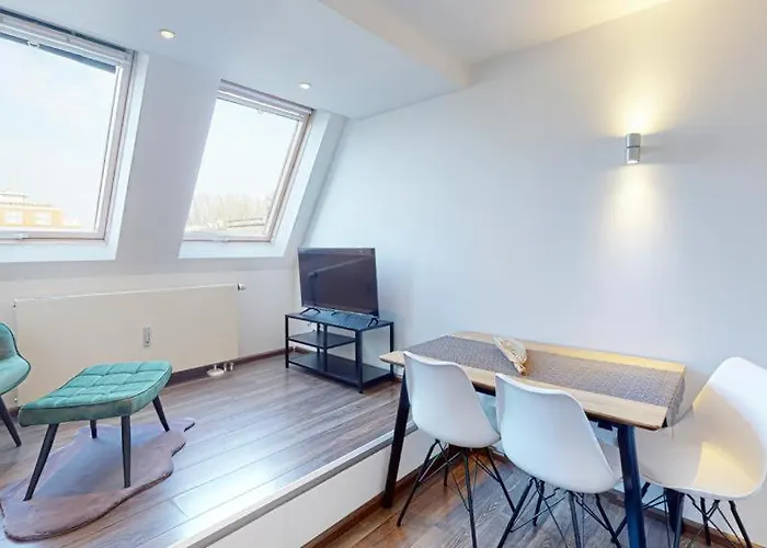 Spacious 4 Bedroom Apartment Near City Center