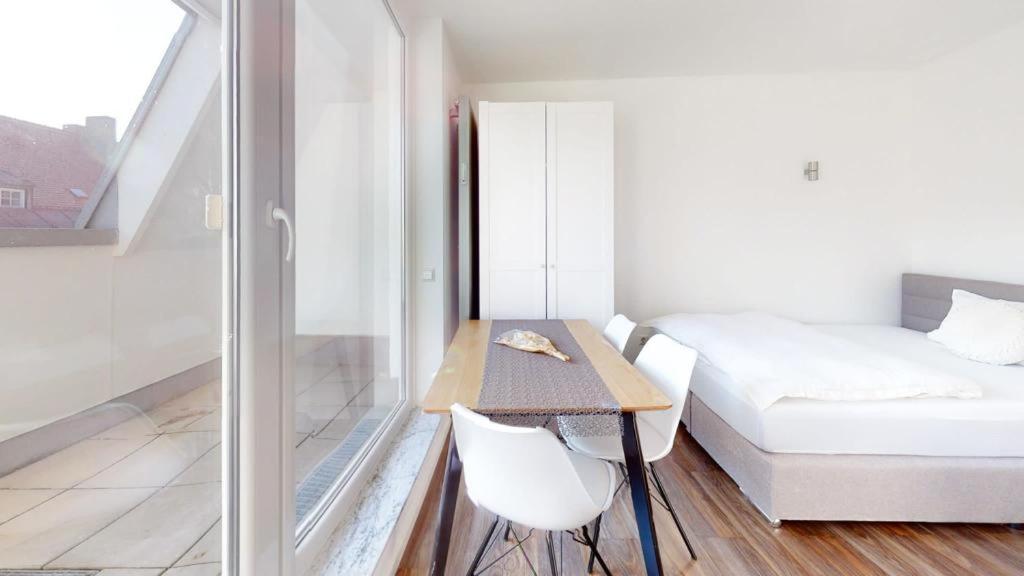 Spacious 4 Bedroom Near Center Apartament