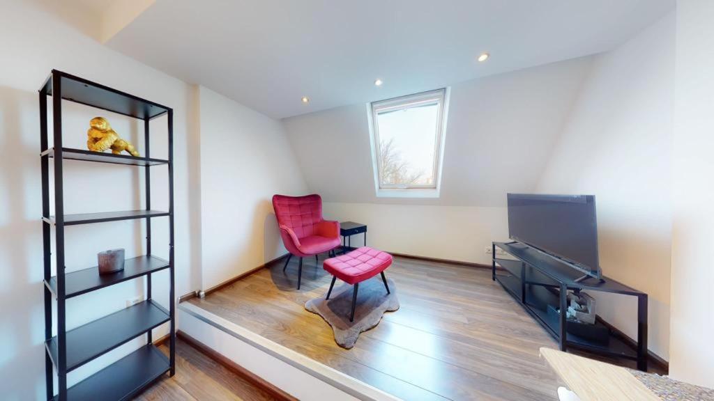 Spacious 4 Bedroom Near Center Apartament
