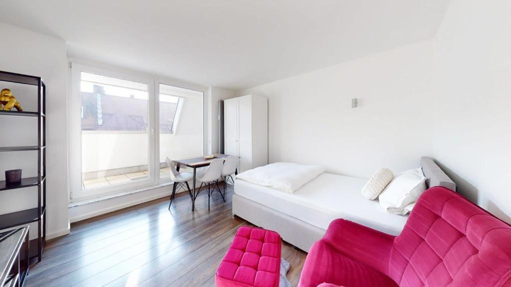 Spacious 4 Bedroom Near Center *