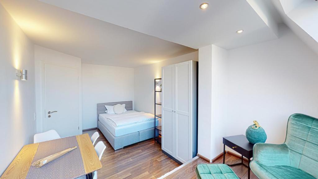 Spacious 4 Bedroom Near Center *