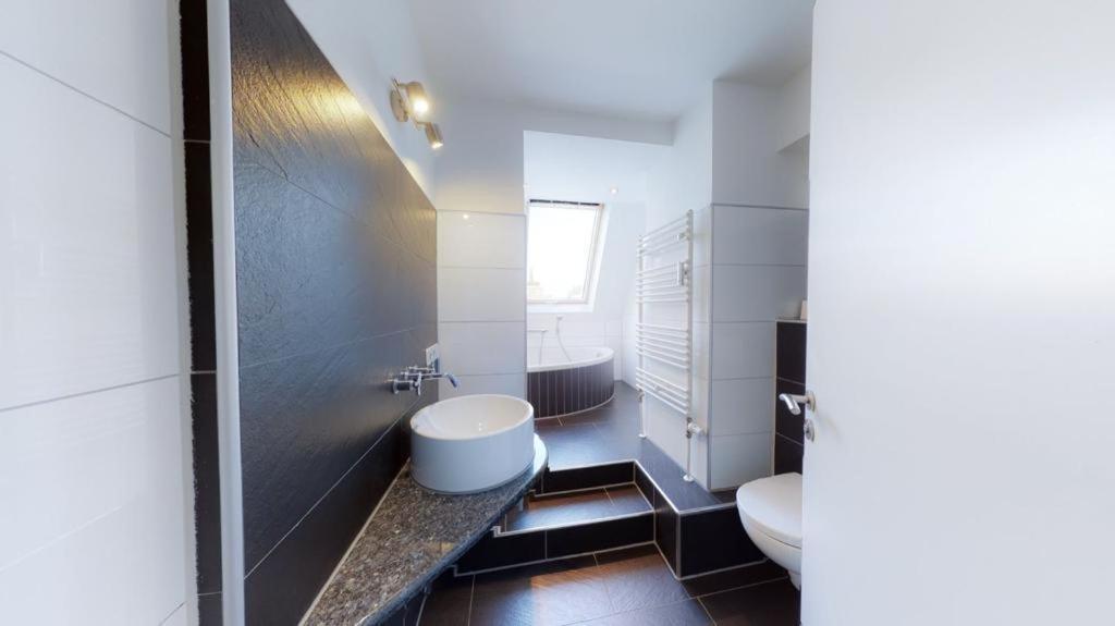 Spacious 4 Bedroom Near Center Apartment *