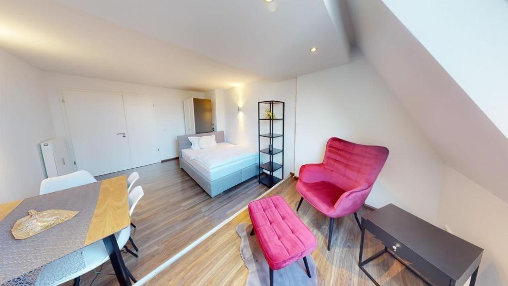 Spacious 4 Bedroom Near Center *