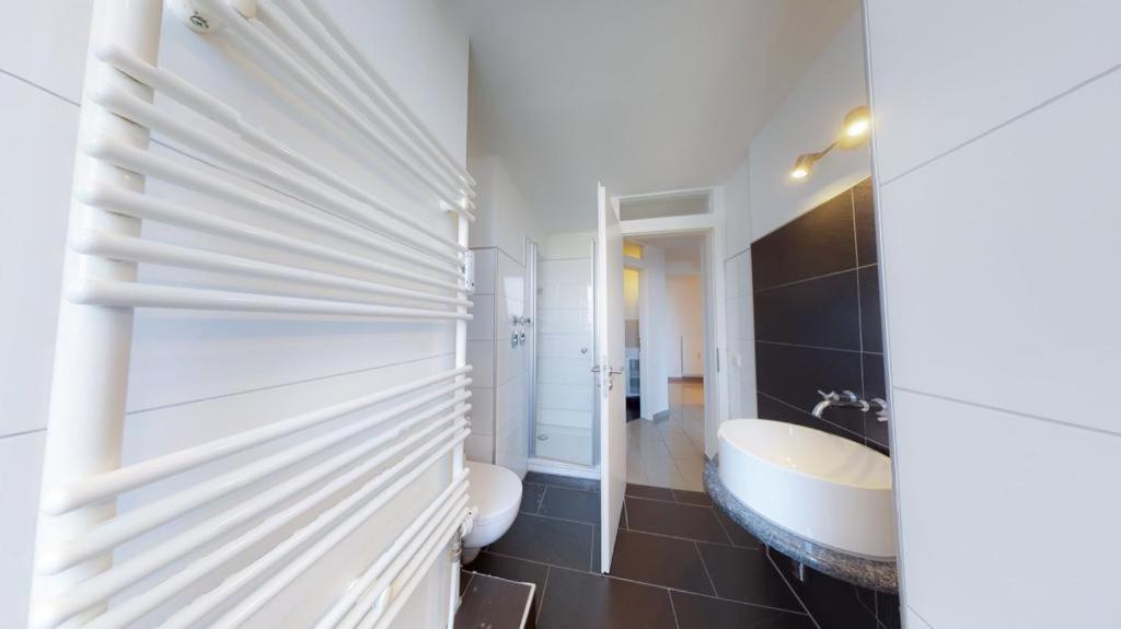 Spacious 4 Bedroom Near Center Apartment